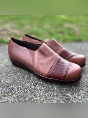 SAS Womens Slip On Auburn/ Lizard Loafers Sz 9.5